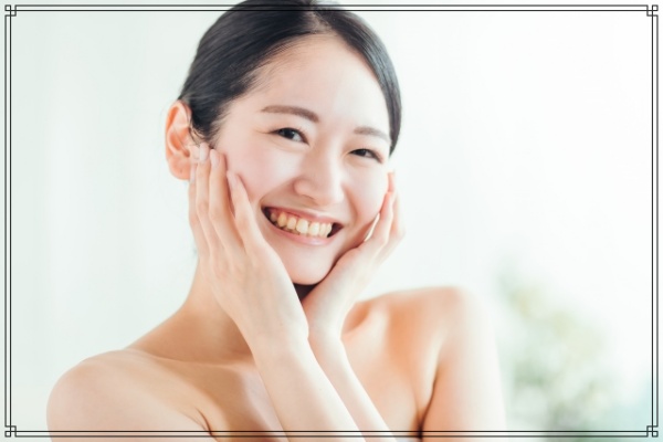 ほっぺに手を添える女性